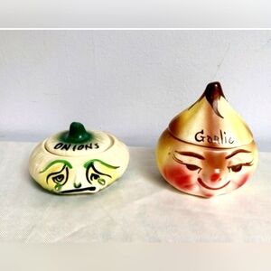 ADORABLE 1950S VINTAGE ONION AND GARLIC BOWLS AND LIDS